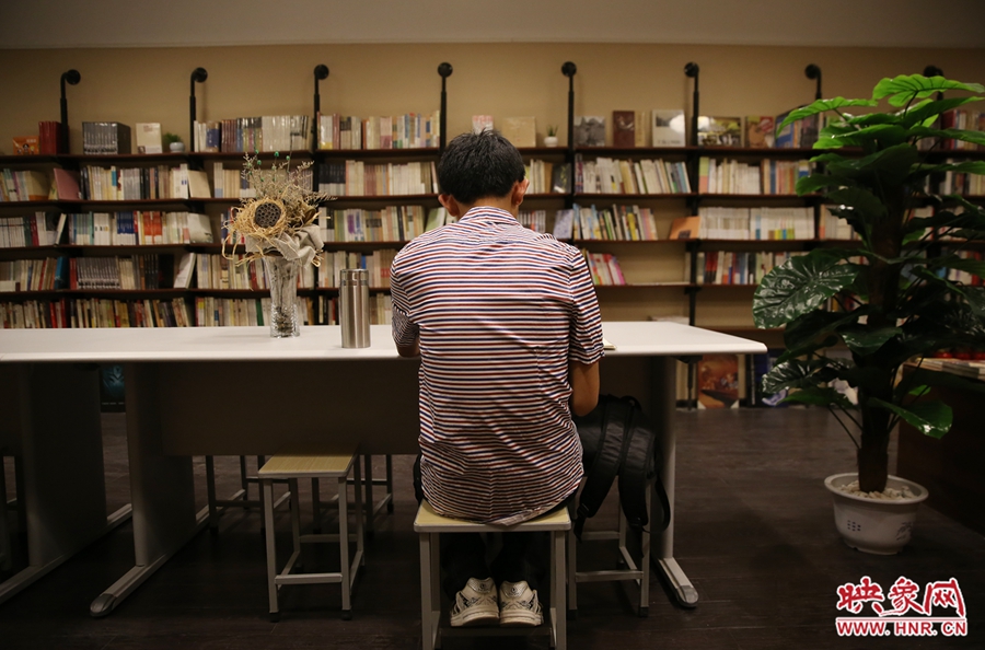 5月23日晚，鄭州一家24小時(shí)（周五、周六）書店?duì)I業(yè)。慕名而來(lái)的客人在看書。