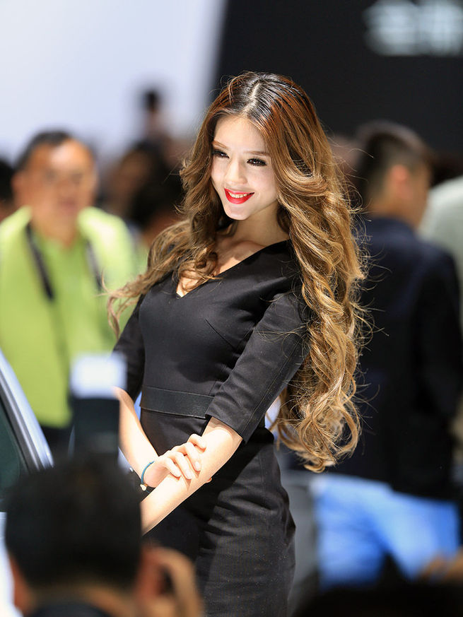 2014成都車展最美車模出爐 酥胸、長(zhǎng)腿、美背