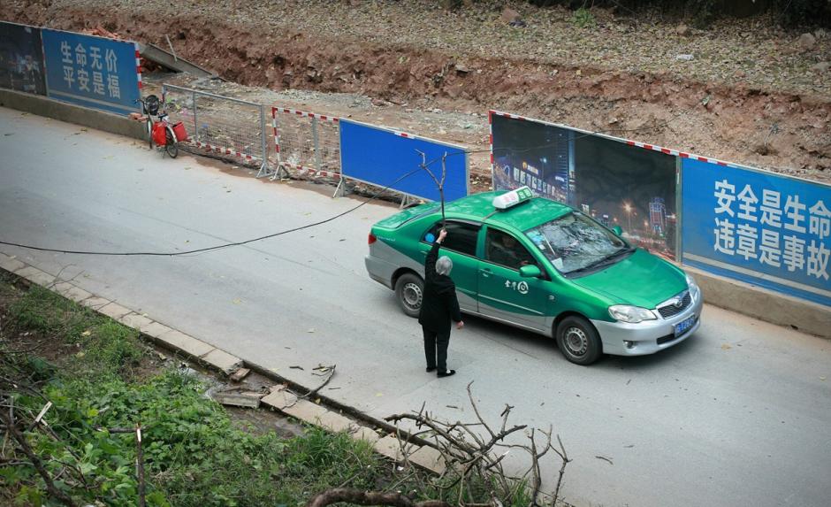 大媽風(fēng)中托舉電纜半小時(shí) 讓數(shù)百車(chē)輛平安通過(guò)