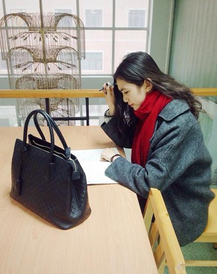 國戲?；ú排畬W霸 街拍秀修長美腿
