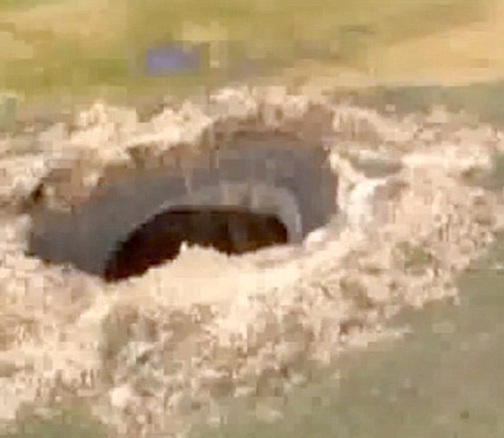 俄羅斯發(fā)現(xiàn)長約80米巨坑外界猜測(cè)系外星人所為