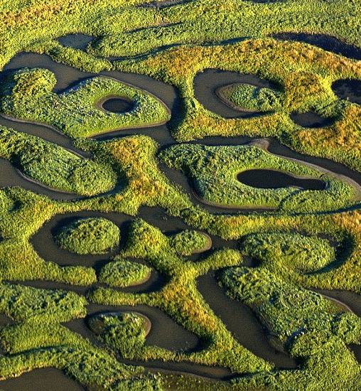 俄羅斯發(fā)現(xiàn)長約80米巨坑 外界猜測(cè)系外星人所為