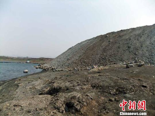 填湖造地，在鴨河水庫非法建設(shè)有越演越烈之勢。吳揚(yáng)　攝