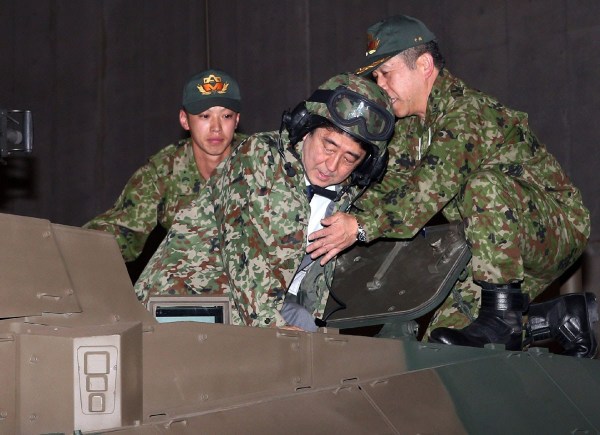 當(dāng)?shù)貢r(shí)間4月27日，日本千葉市，日本首相安倍晉三他身穿迷彩服頭戴鋼盔的登上展出中的日本陸上自衛(wèi)隊(duì)最新